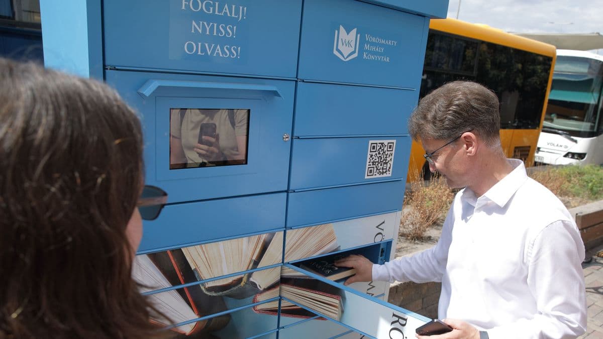 Mostantól automatából is kölcsönözhetünk könyvet Székesfehérváron (galéria, videó)