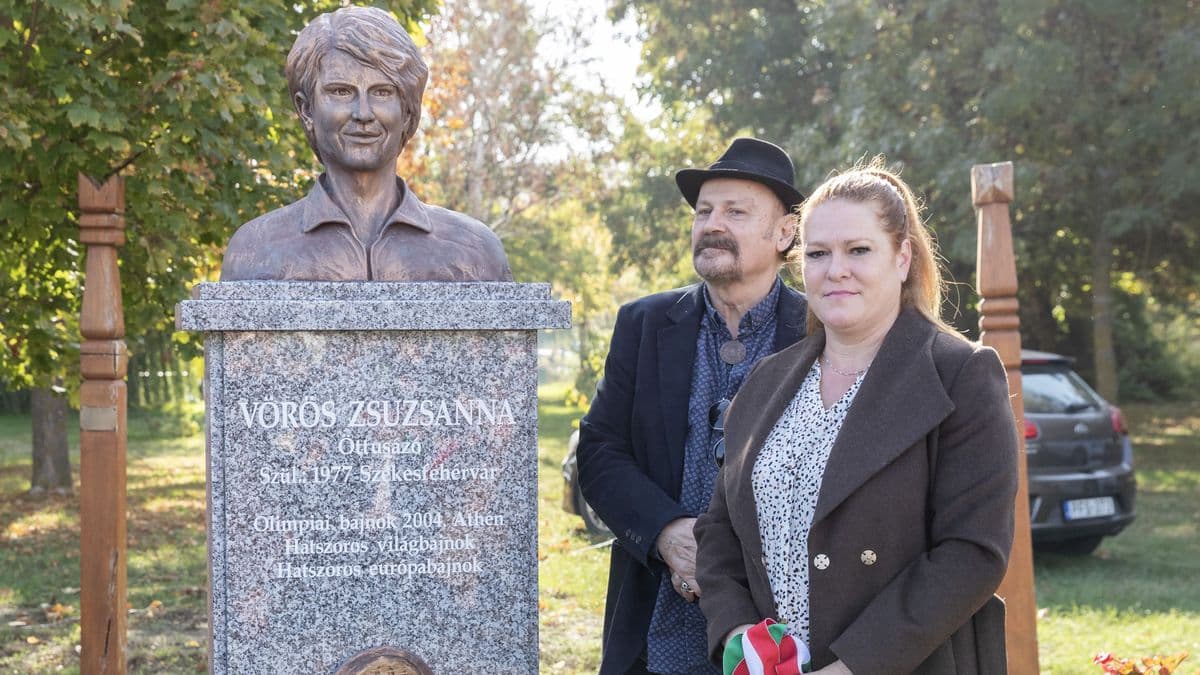 Megható pillanatok Székesfehérváron: saját szobrát leplezte le Vörös Zsuzsanna (galéria)
