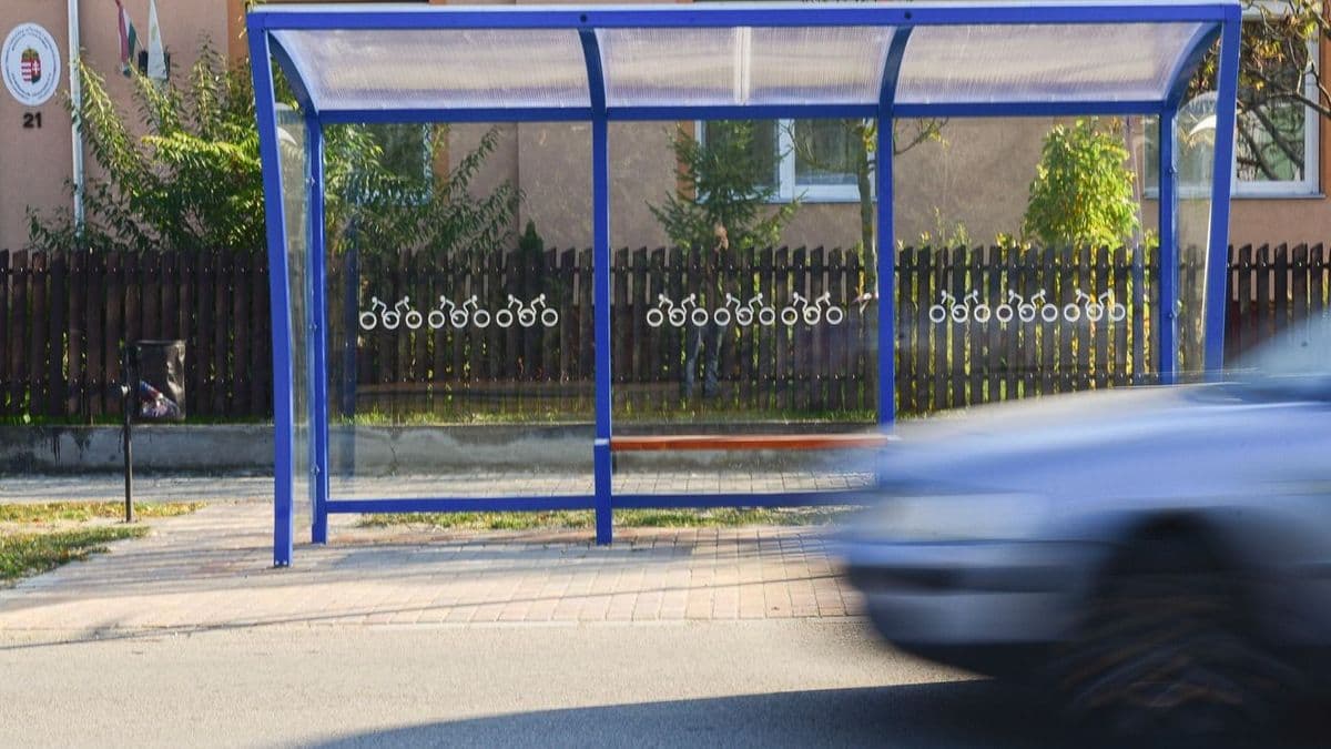 Szökevényekre bukkantak a hajdú-bihari településen, a buszmegállóban kapták őket lencsevégre