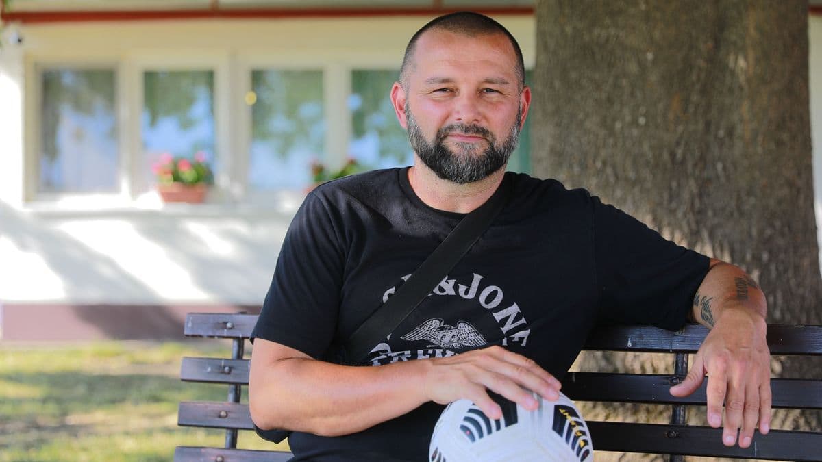 Buffont csodálta az Újpestnek szurkoló püspökladányi kapus, aki a folytatásban már oldalról szorít a társaknak –fotókkal, videóval