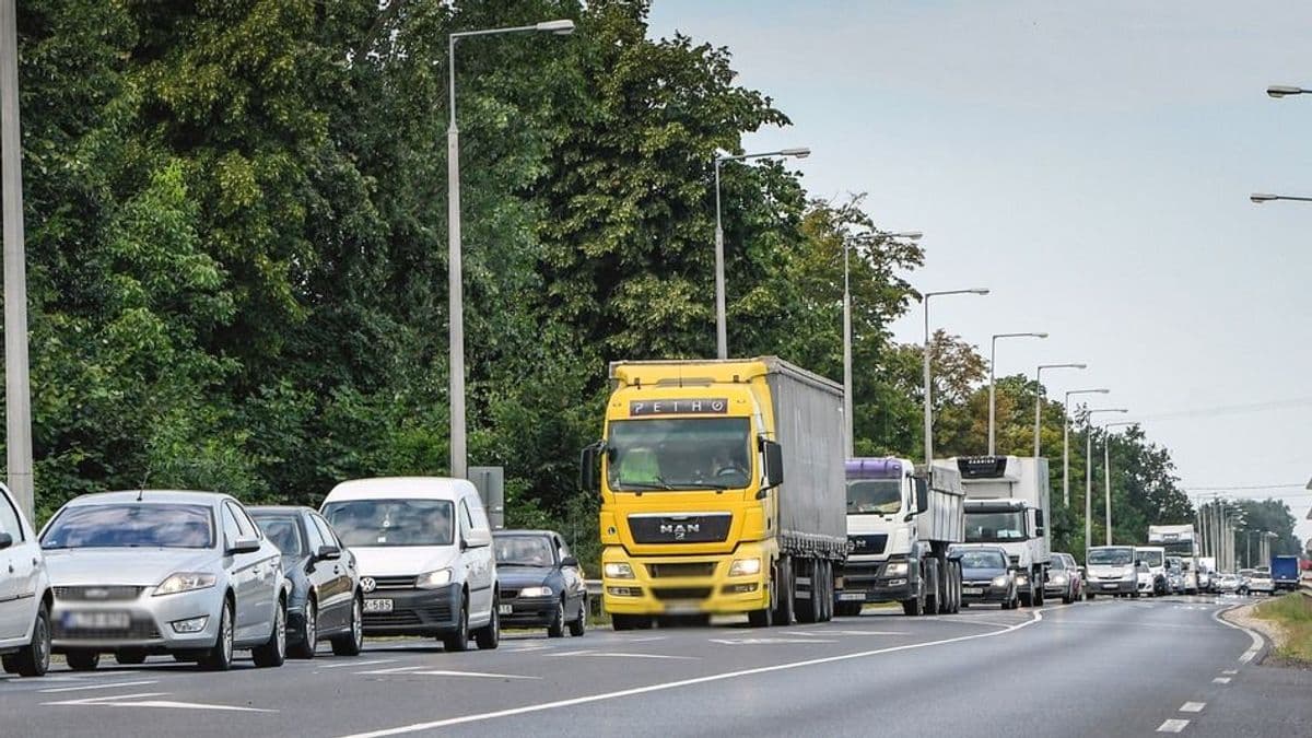 Elesett a 4-es: párszáz méteren belül két baleset is történt, kamion és autók is érintettek!
