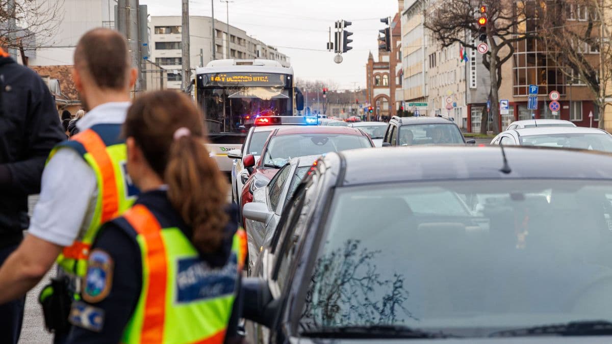 Két autó ütközött össze a 35-ös főúton! Egy sávon halad a forgalom