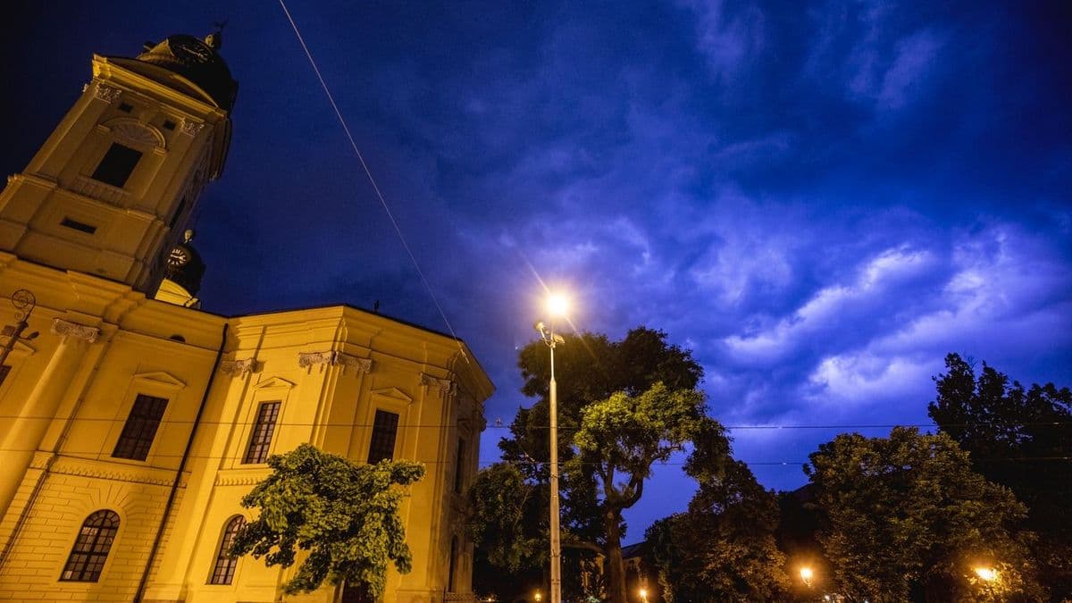 Jégesővel, viharos széllel érkeznek a zivatarok Hajdú-Biharba! Már a riasztást is kiadták