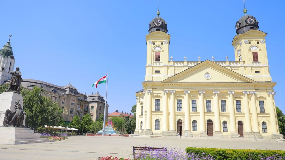 Tombol a pokoli hőség Debrecenben, a legforgalmasabb terek is elcsendesedtek – fotókkal