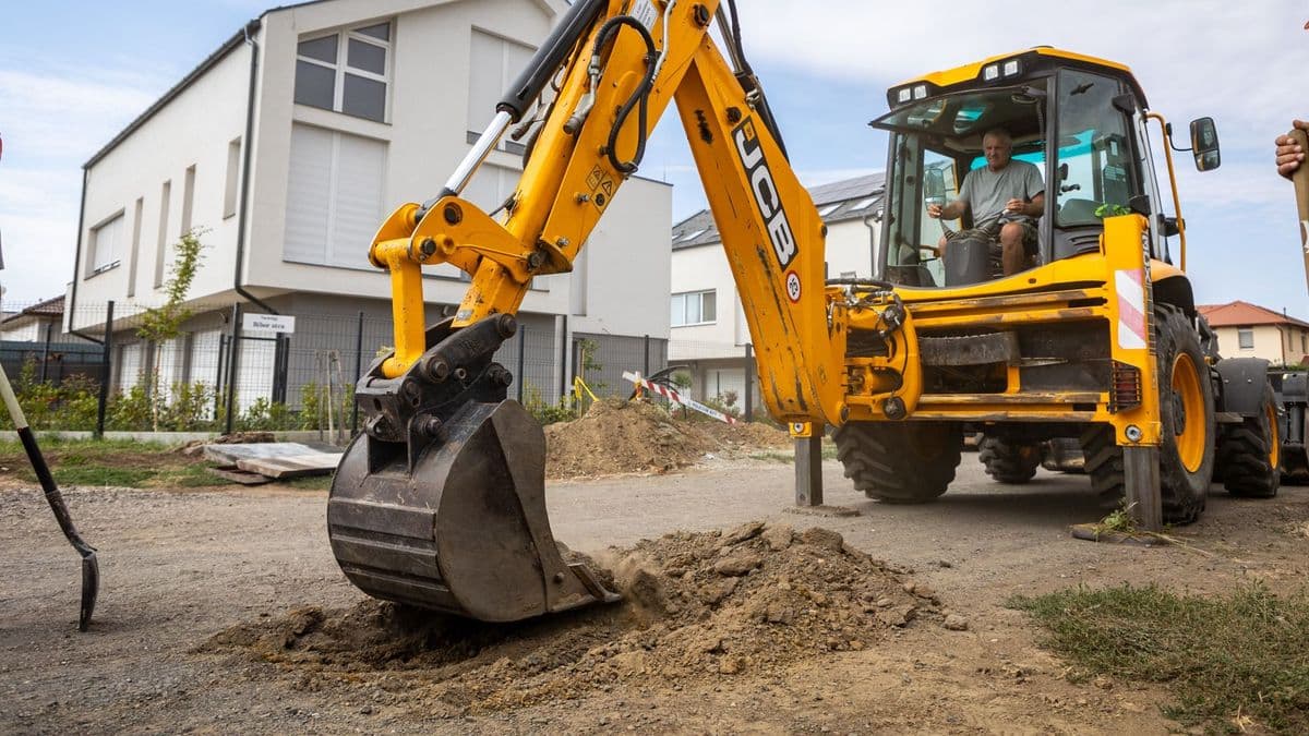 Évek óta vártak erre a debreceni lakók, hamarosan eltűnhet a földút ebből az utcából