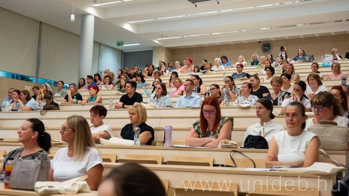 A mesterséges intelligenciától a terápiás állatokig: meglepő megoldásokról beszéltek Debrecenben