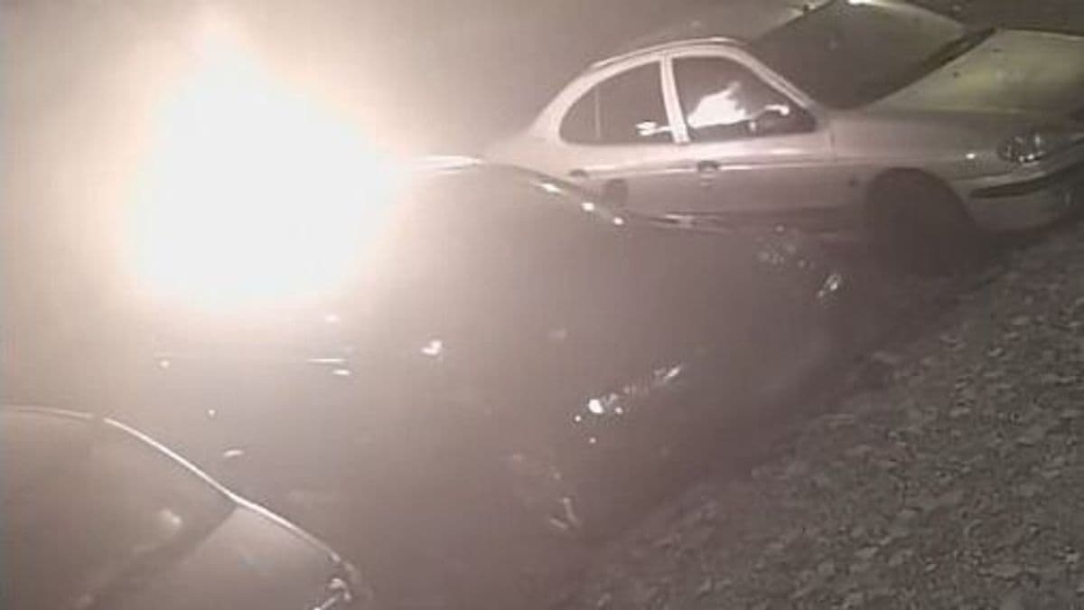 Döbbenet! Videón, ahogy felgyújtja a barátja autóját egy nő Debrecenben, több autó is megégett!