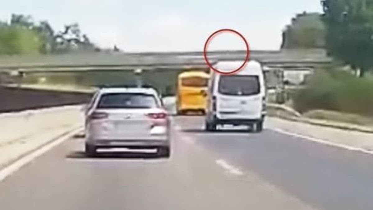 Hajszálon múlt a tragédia: súlyzót hajítottak a száguldó autók közé az M3-ason – videó