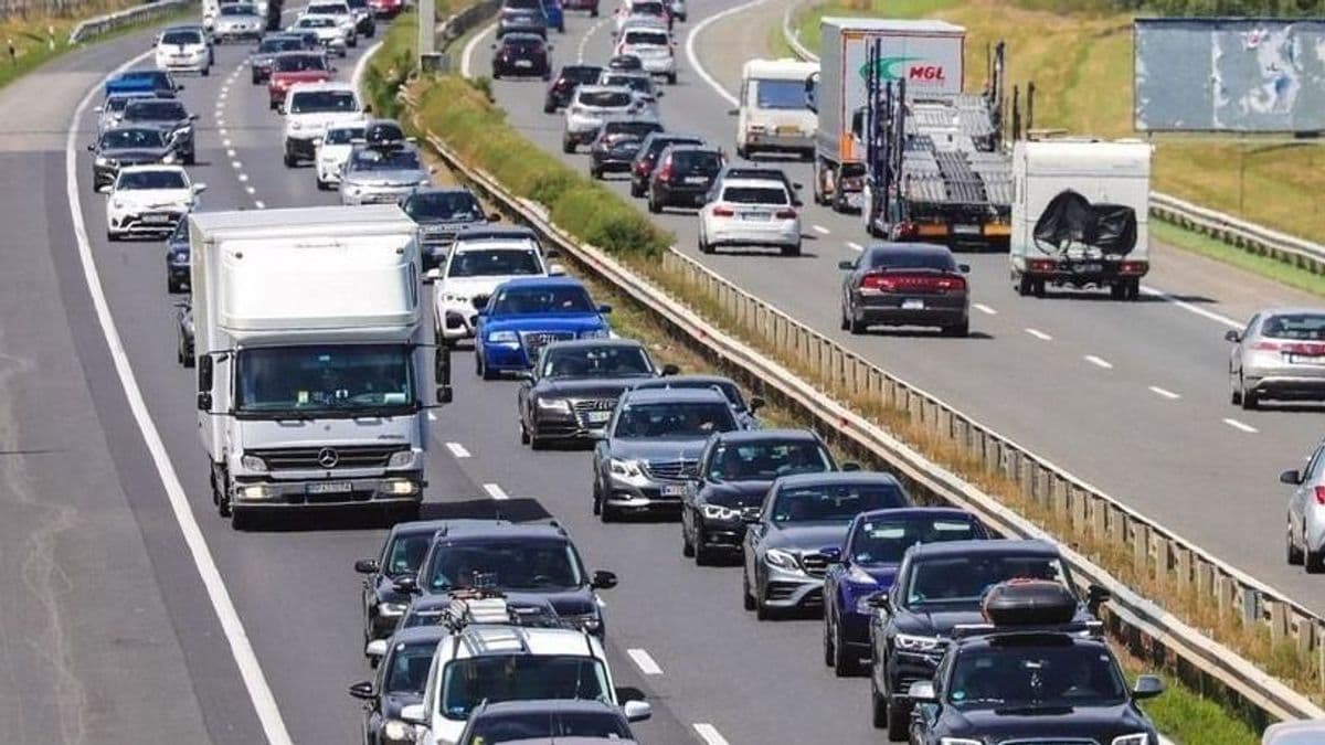 Kistehergépkocsi és autó karambolozott az M3-ason, lezárták a sávot
