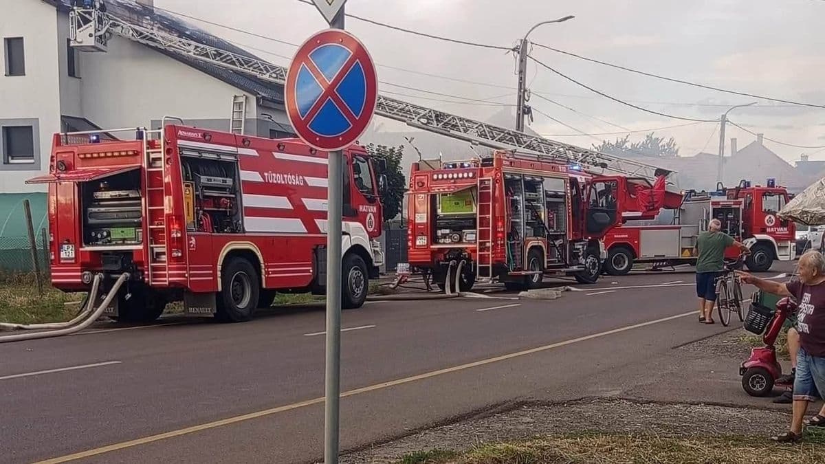 Több száz négyzetméter égett kedden Hevesben, és még egy autó is fejtetőre állt