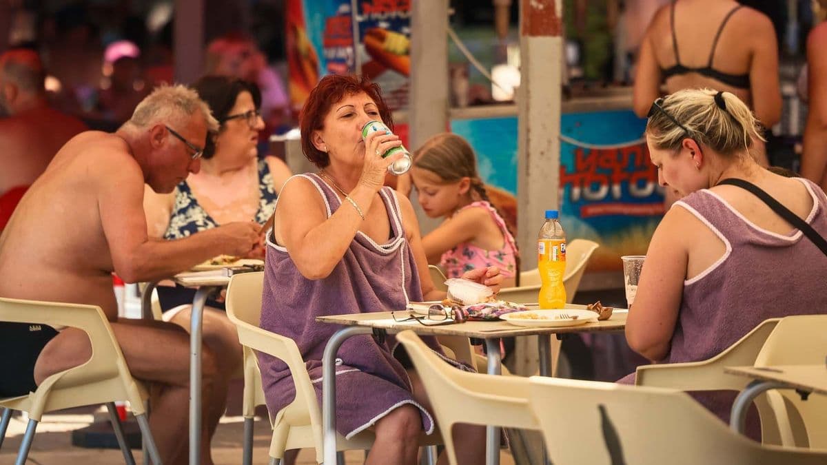 Családok, csúszdák, kánikula: fotókon a pénteki nagy roham az egri strandon