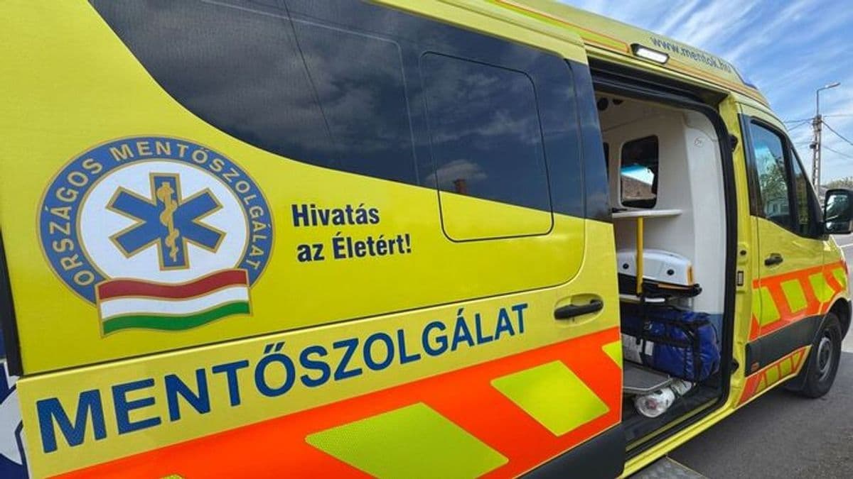 Árokba hajtott egy autó a Tisza-tó mellett, mentő is érkezett a helyszínre