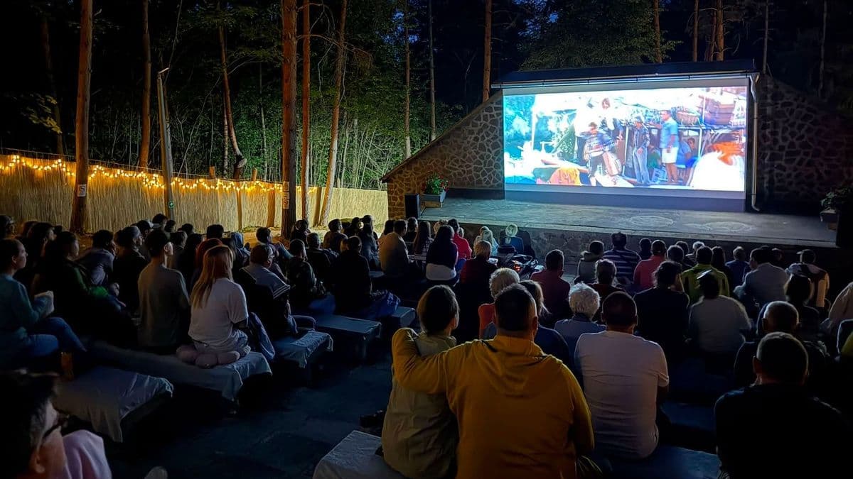 Ilyet még a legtöbb nagyvárosban sem látni: visszatért a '80-as évek ebben a hevesi községben