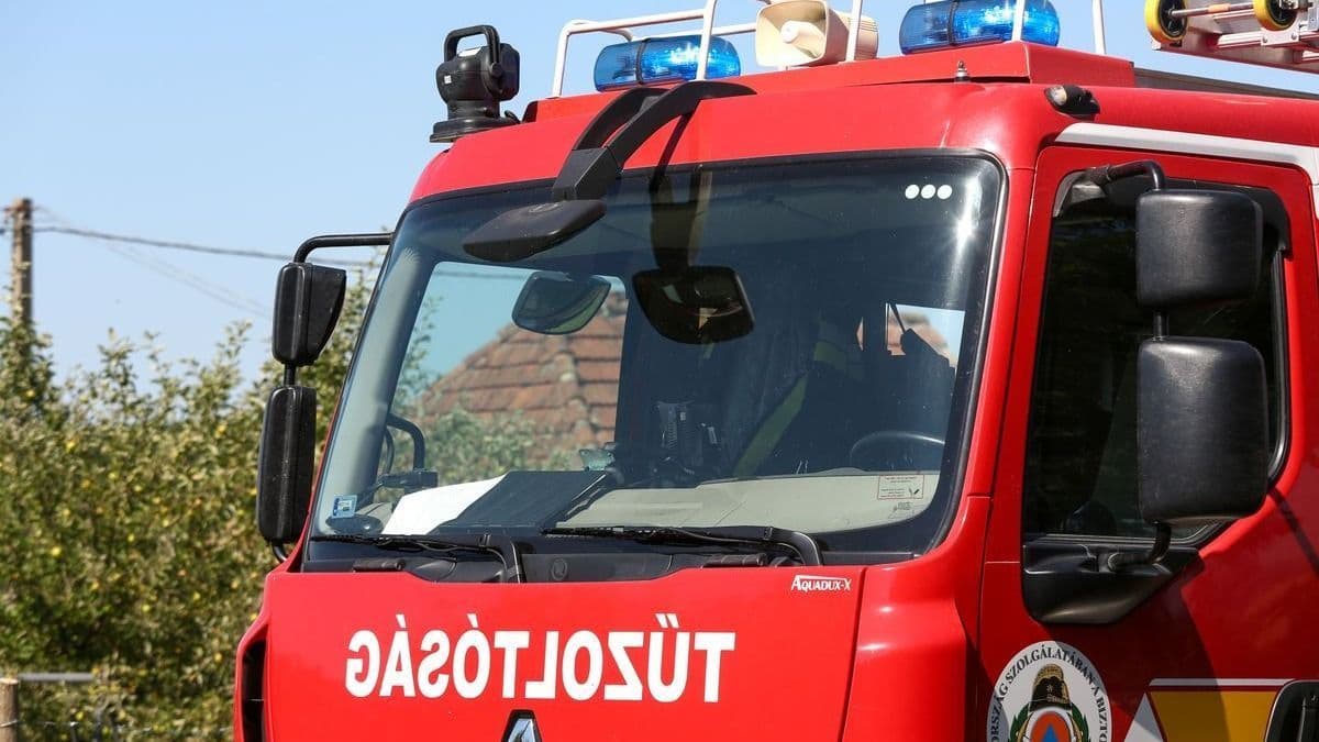 Kerékpárútra borult egy autó Füzesabonynál, mentő is érkezett