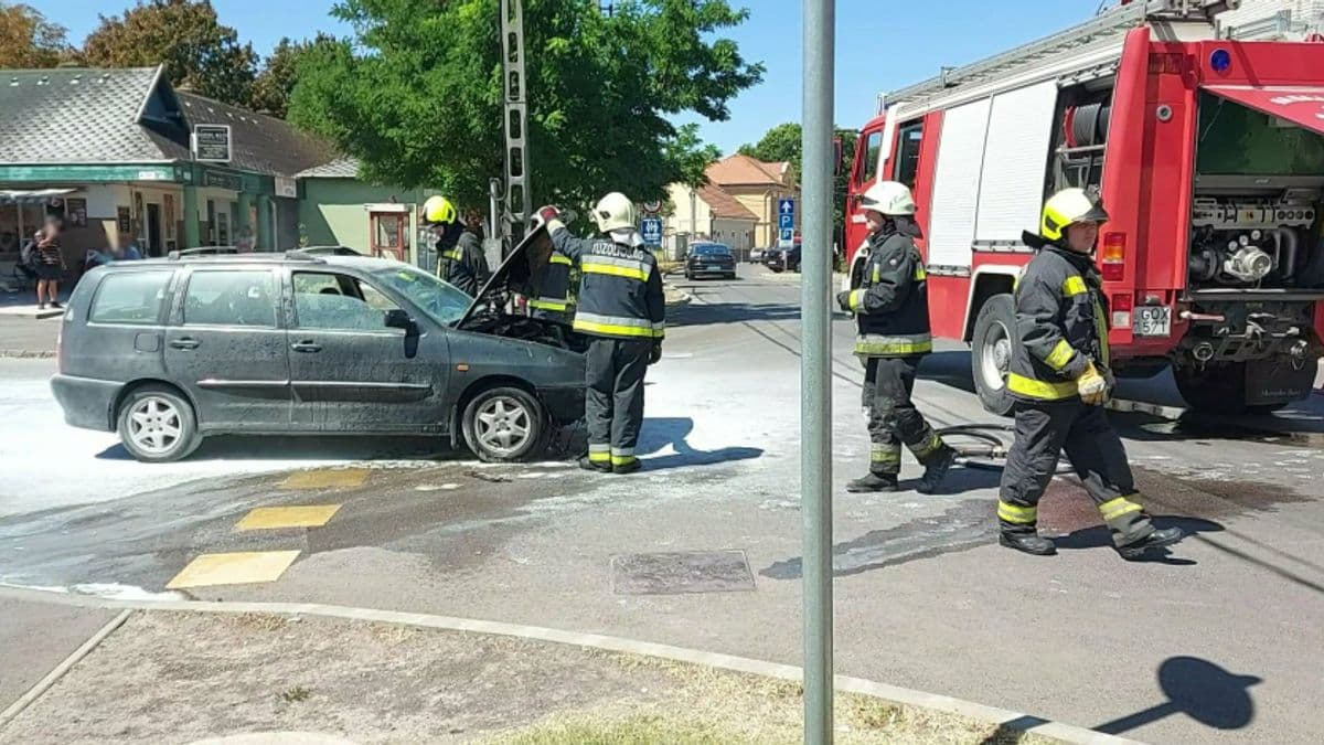 Bajba került egy autós Tiszafüreden: füstölni kezdett a motortér