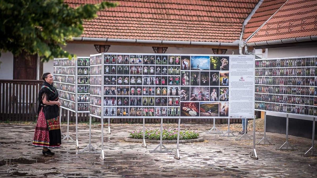 A világ 69 országának népviseletei érkeznek Hevesre – különleges kiállítás nyílik