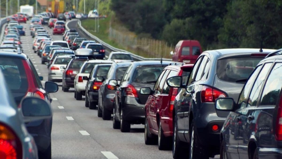 Torlódik a forgalom az M3-as autópályán, már több kilométeres a kocsisor!