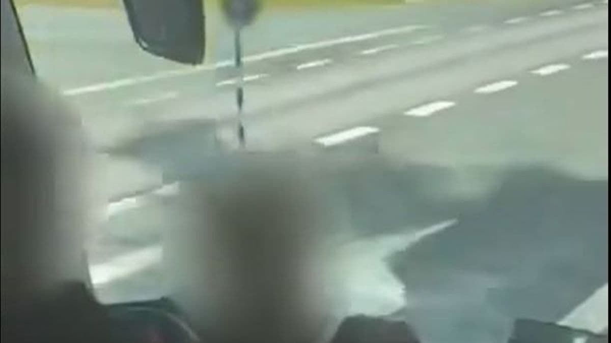 Pánik a távolsági buszon: rosszul lett, majd elájult a jármű sofőrje – megrázó videó