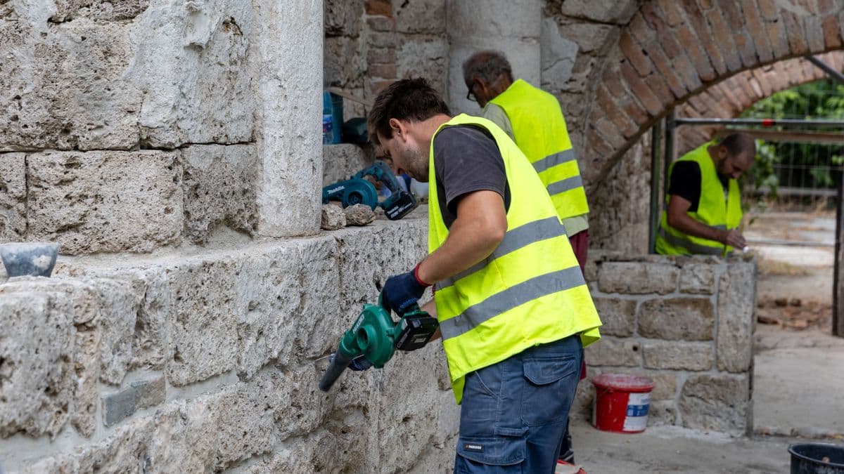 Friss fotókon a tatai romantika ékköve, így áll az Angolkert műromjainak renoválása