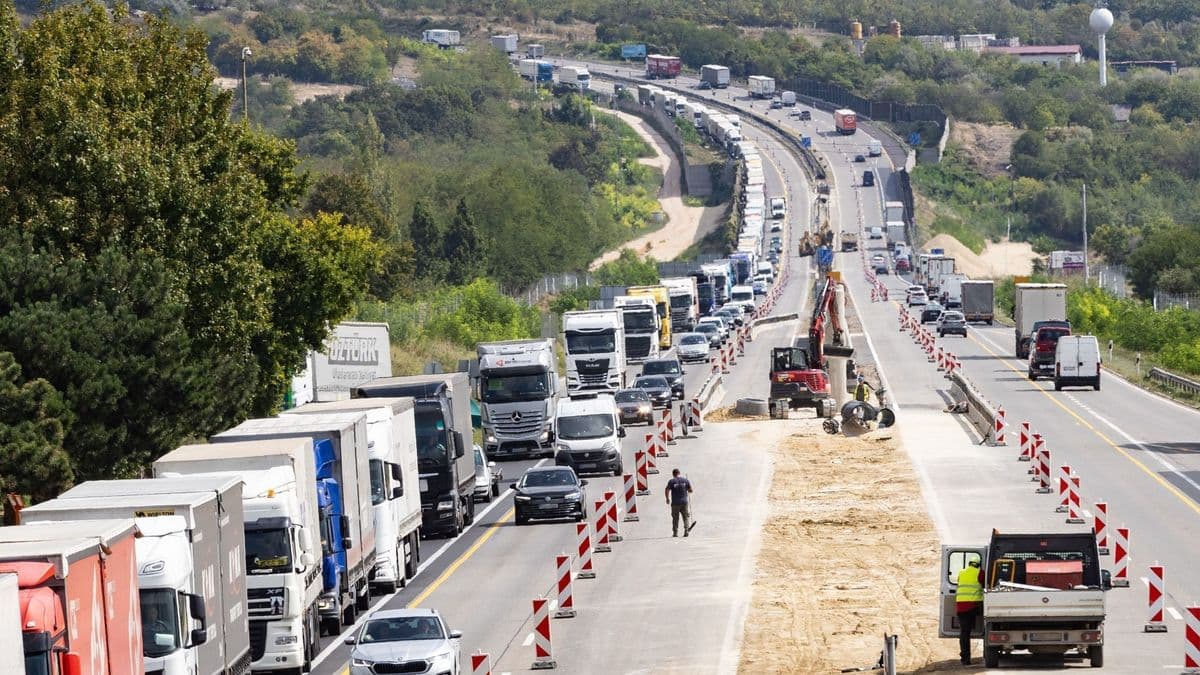 Nyerges vontató és autó ütközött a pályán, 10 kilométeres a torlódás a balesetnél