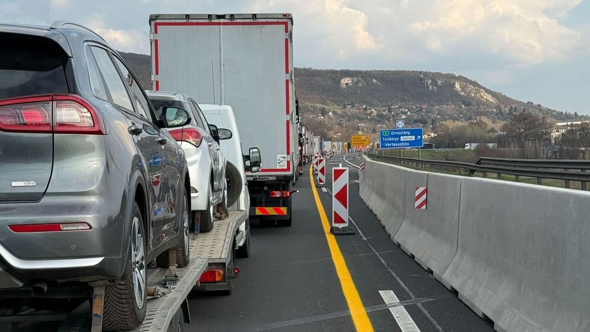 Mentő rohant az autópályára, nyergesvontató és személyautó ütközött