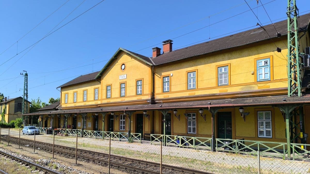 Megunták a várakozást a tataiak, petíció indult a vasútállomásért