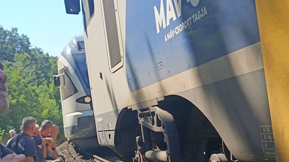 Helyszíni fotókon a vasúti tragédia: embert gázolt a vonat a forgalmas szakaszon