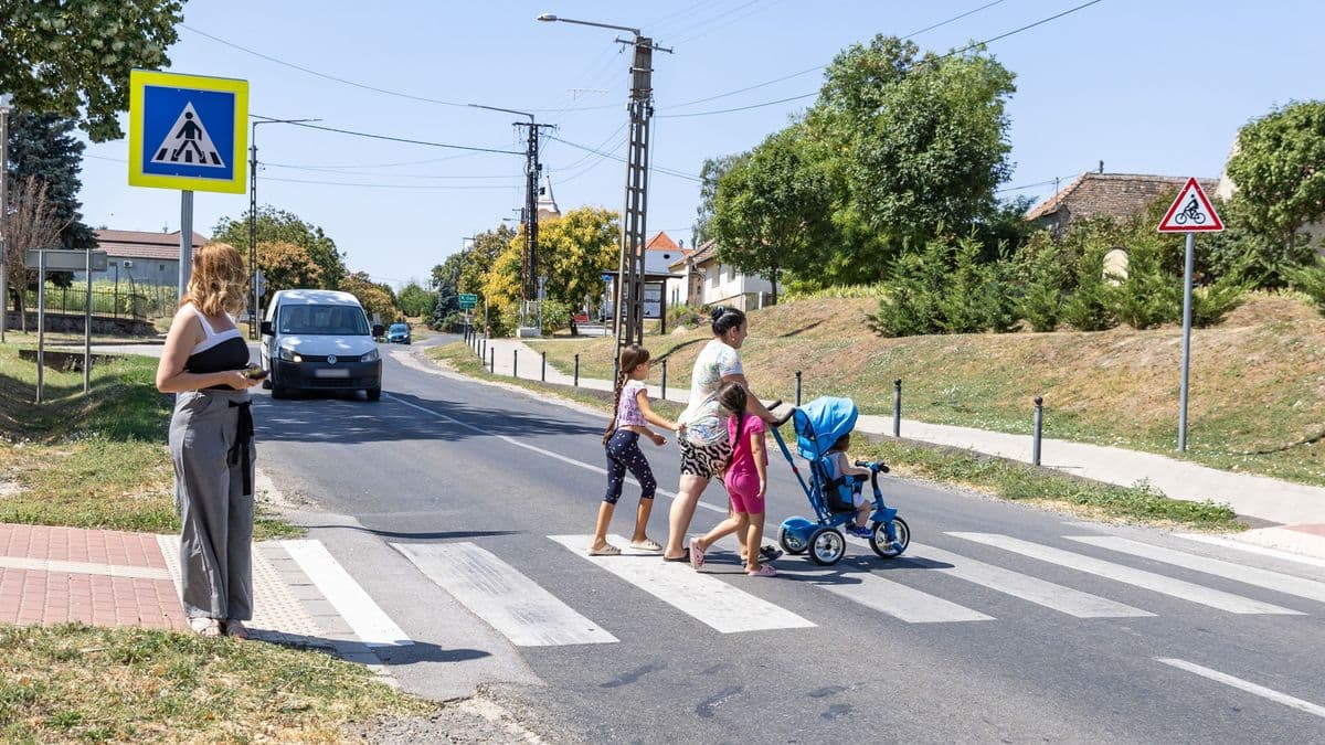 Petíció indult Kocson: lámpás zebrákkal lassítanák az M1-esről érkező forgalmat