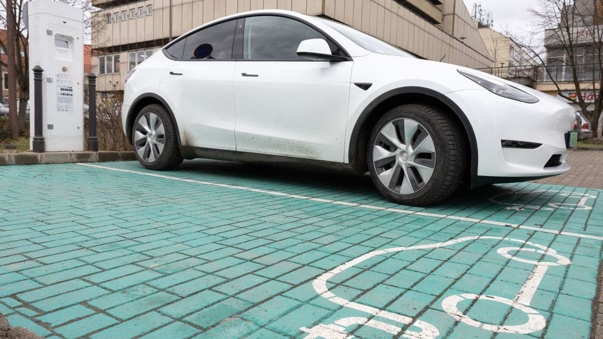 Elon Musk a tatabányai elektromos autósoknak is segít, itt vannak az új árak