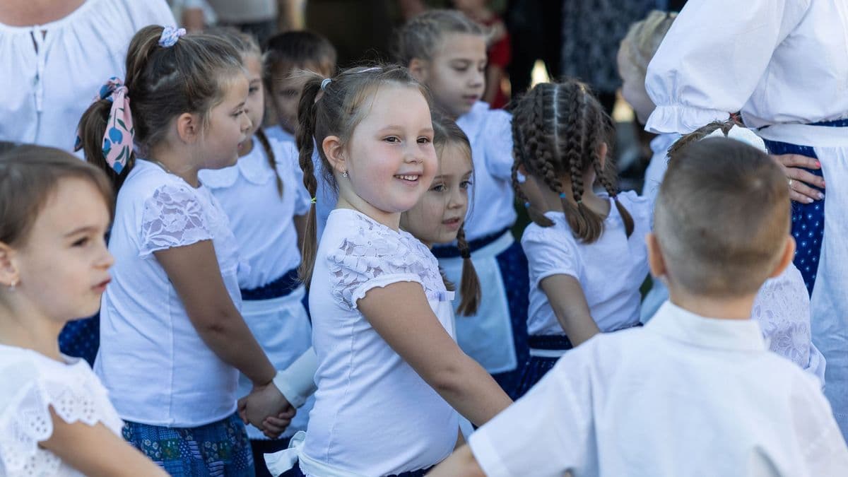 Kék-fehérbe öltözött ovisok lepték el az Azaumot: fotókon és videón a Borünnep csöppségei