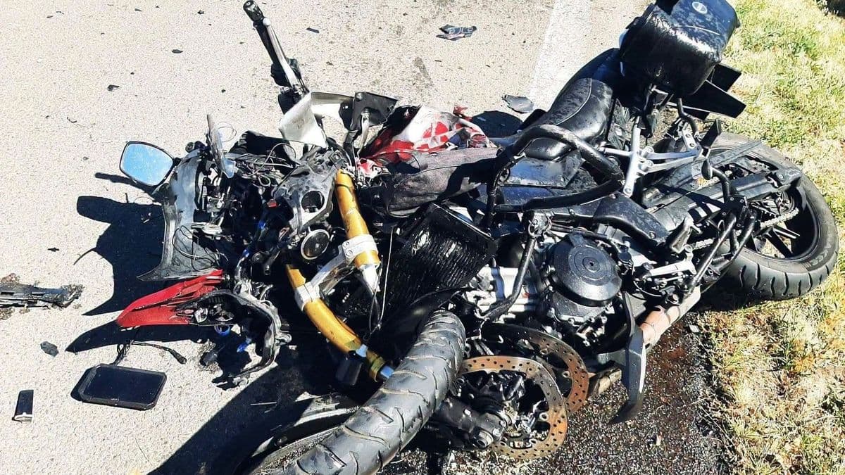 Magyar motoros halt meg Szlovákiában, utasa életéért is küzdenek - megrázó fotók a helyszínről
