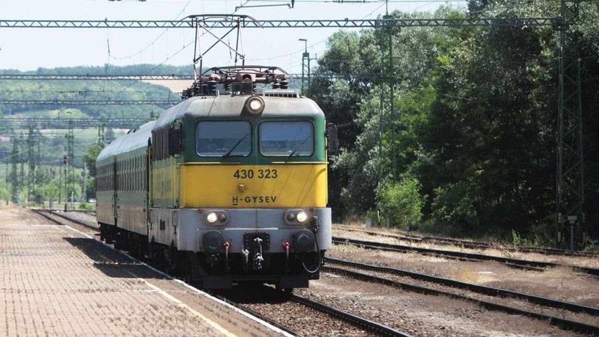 Meghibásodott egy vonat, busz szállítja az utasokat Győrből