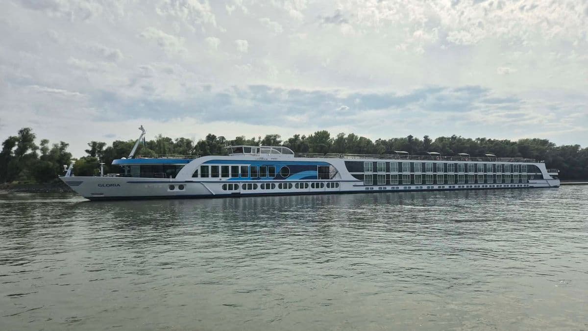 Gloria még mindig Gönyűnél vesztegel - Fotókon a zátonyra futott szállodahajó