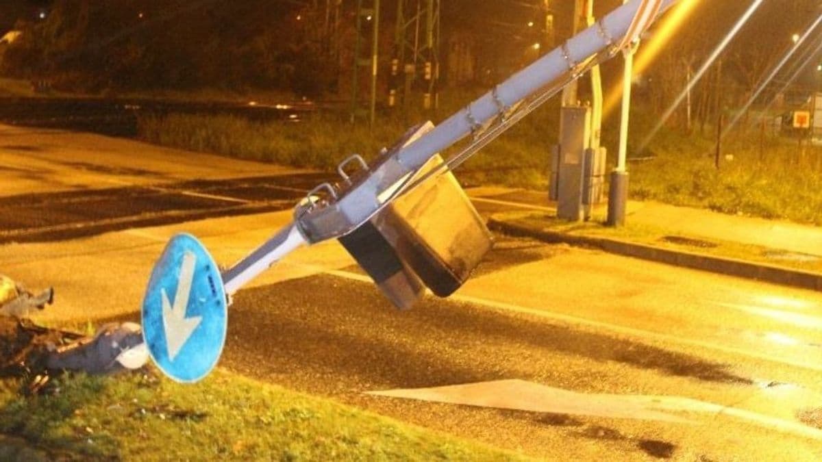 Vasúti jelzőlámpát döntött ki egy nő Győrben, majd elhajtott a helyszínről