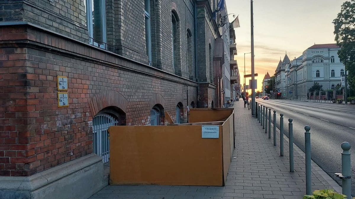 Omlásveszély a híres győri iskolánál - fotó