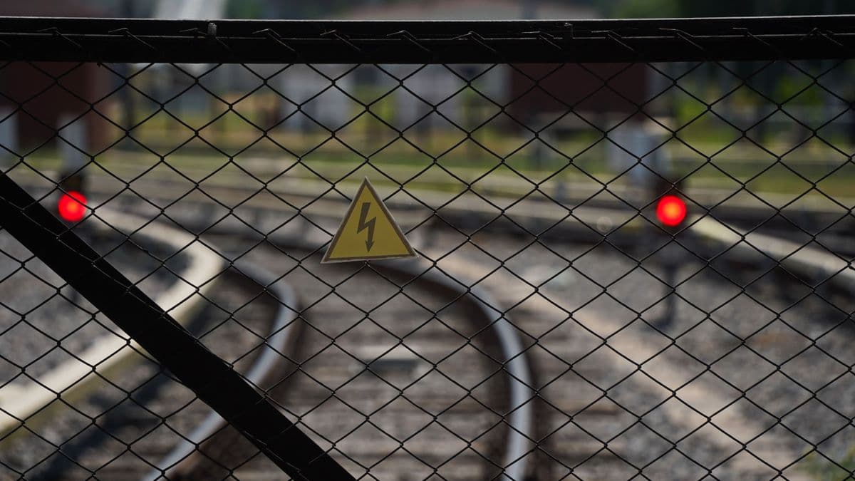 Villanyoszlop dőlt a vasúti pályára, a Győrből indult vonat is várakozik Uzsa közelében