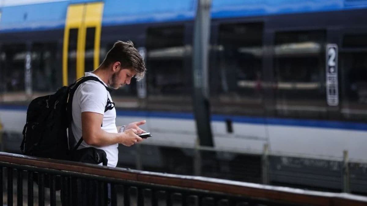 Egy vágány, pótlóbusz, hosszabb eljutási idő - felsővezeték-szakadás okoz jelentős fennakadást a győri fővonalon