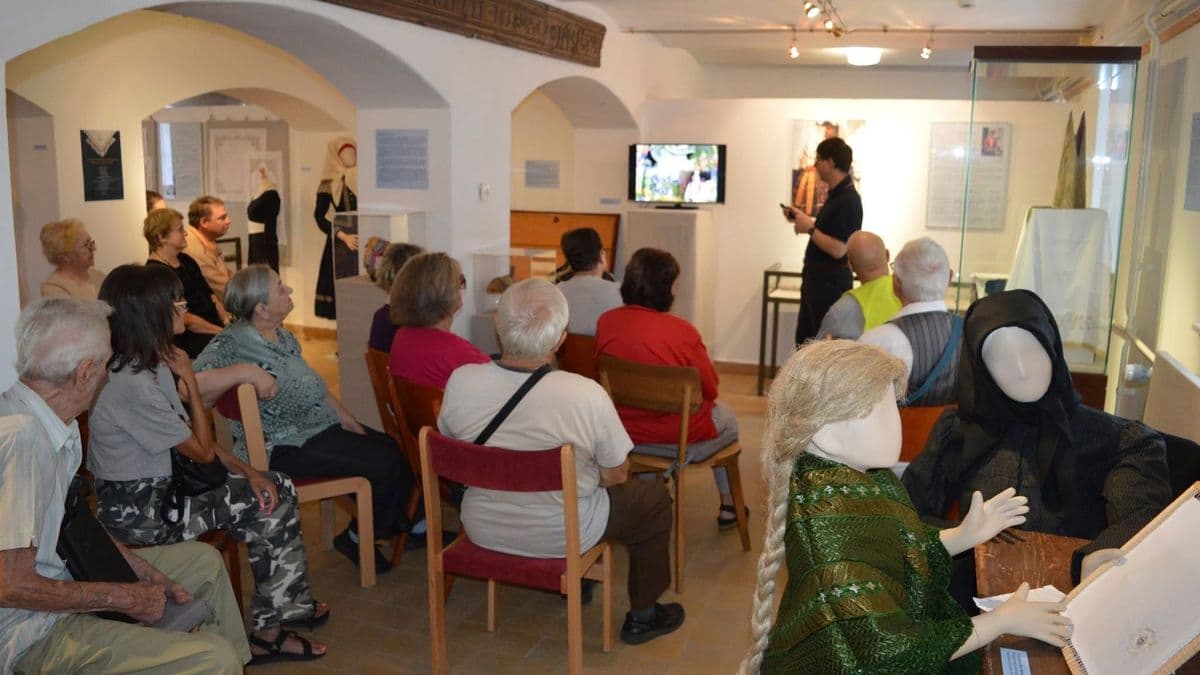 Rendhagyó tárlatvezetésre invitált a csornai múzeum