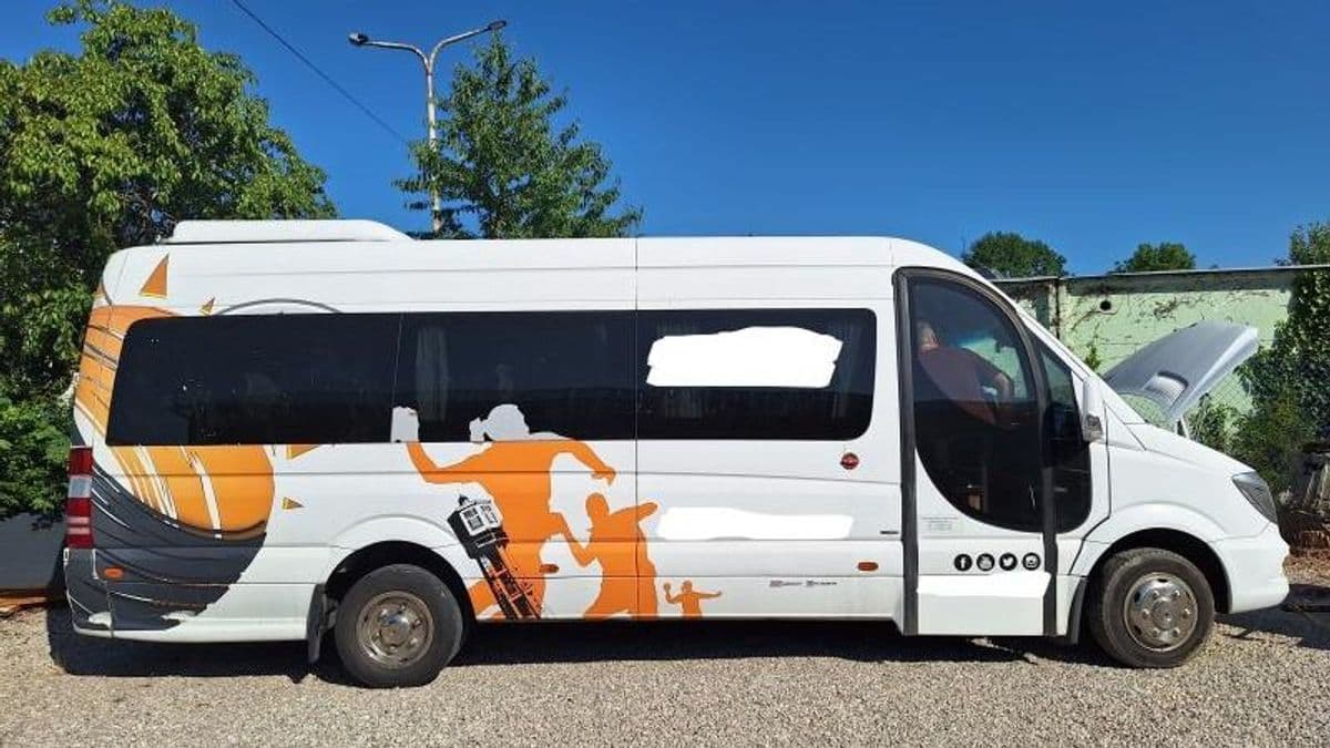 Durva árat kérnek el ezért a használt Sprinter autóbuszért, mutatjuk