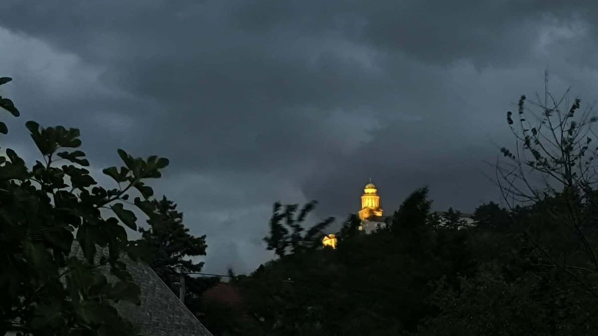 Kettétörte a vihar a hatalmas fenyőt Pannonhalmán - fotó