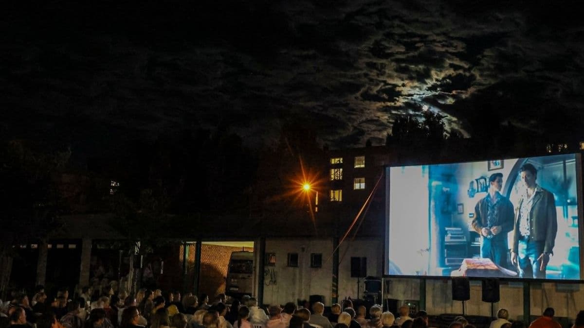 Jó hangulatú kertmozi a Jerevánon Sopronban