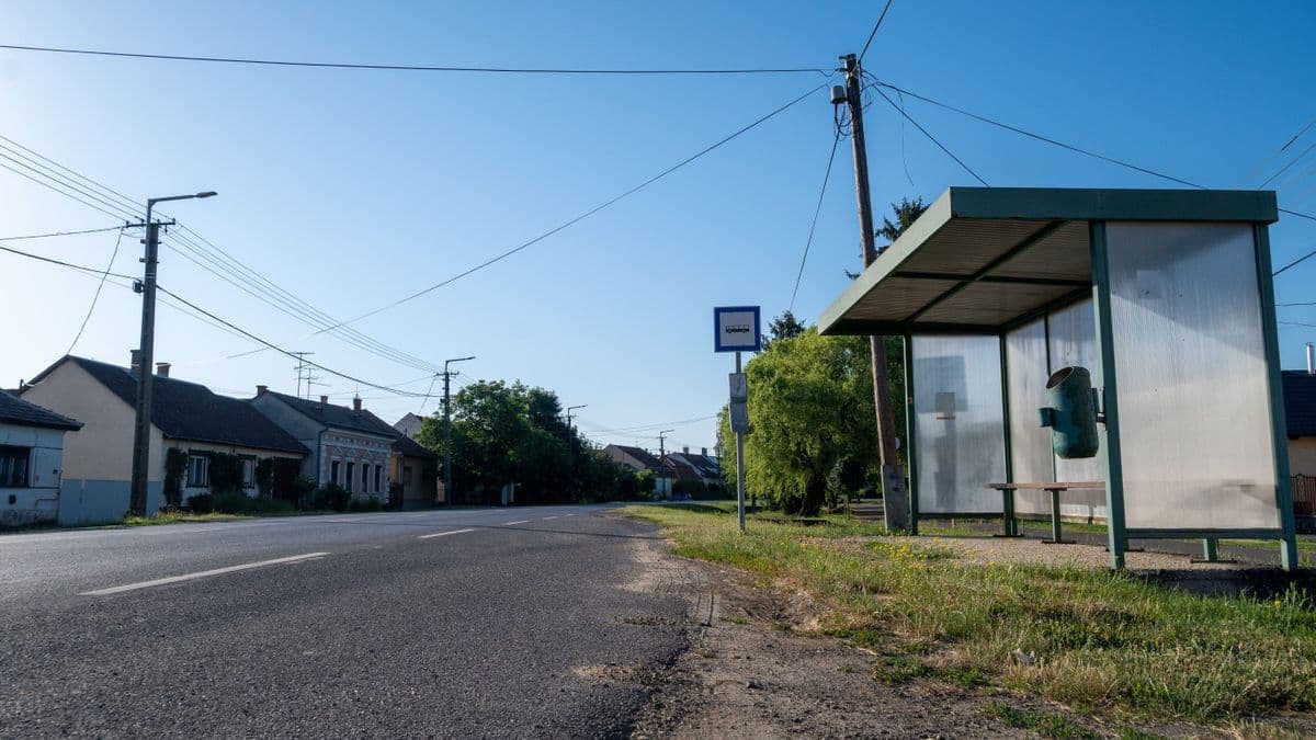 Nem volt pénze a buszjegyre, betörte az enesei buszmegálló ablakát