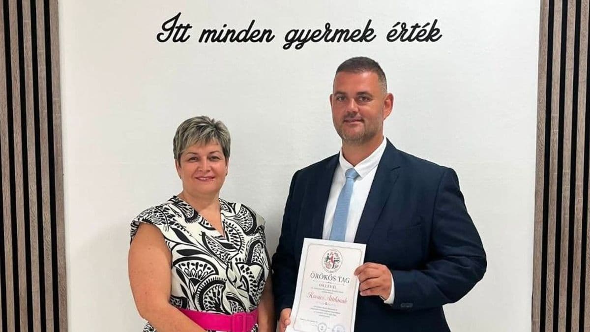 A polgármester az iskola örökös tagja lett a nyári felújítás után