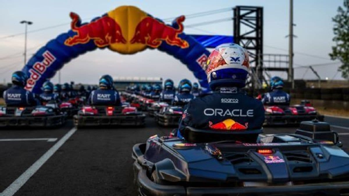 Max Verstappen száz pilótát próbál majd megelőzni a legendás versenypályán