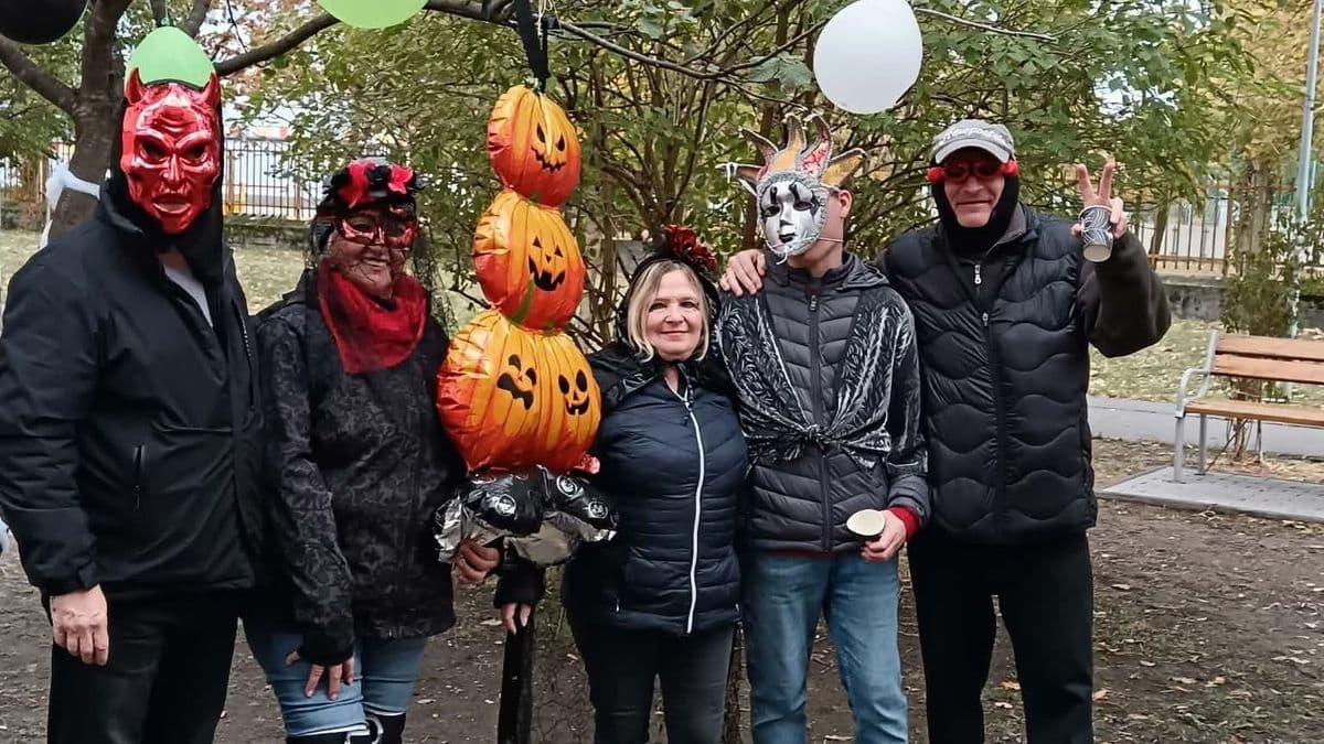 Így is lehet panelban élni: Közös halloweenpartit tartottak a győriek