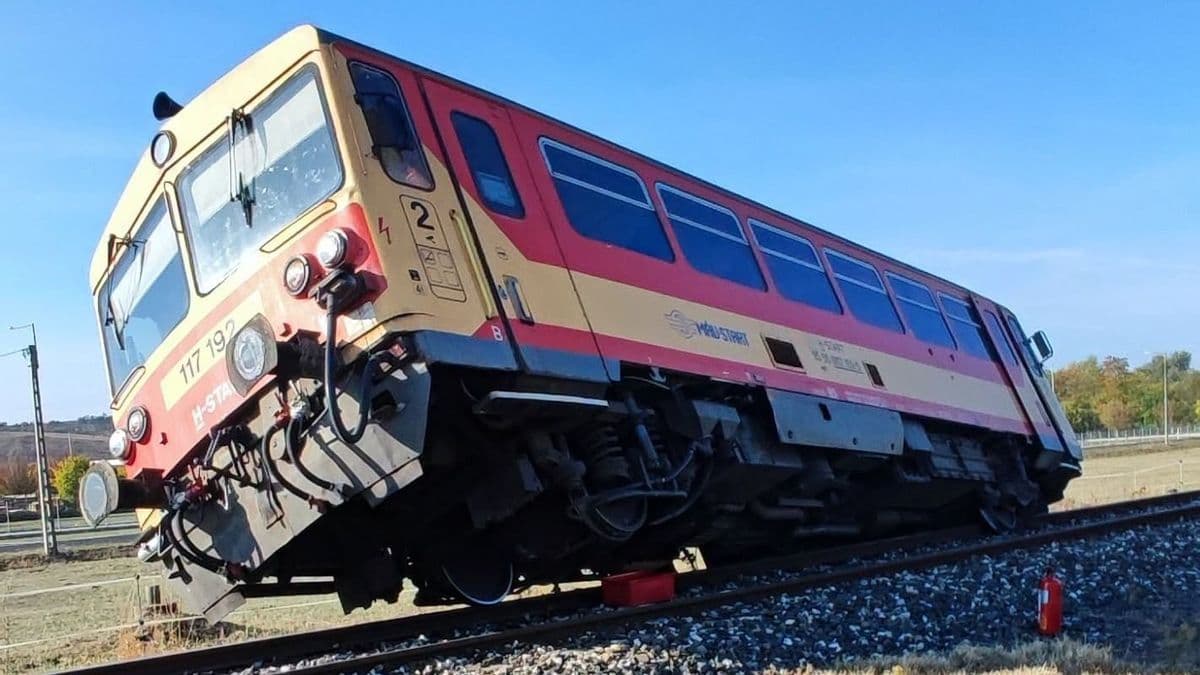 Autóval ütközött és kisiklott egy vonat Nyergesújfalunál