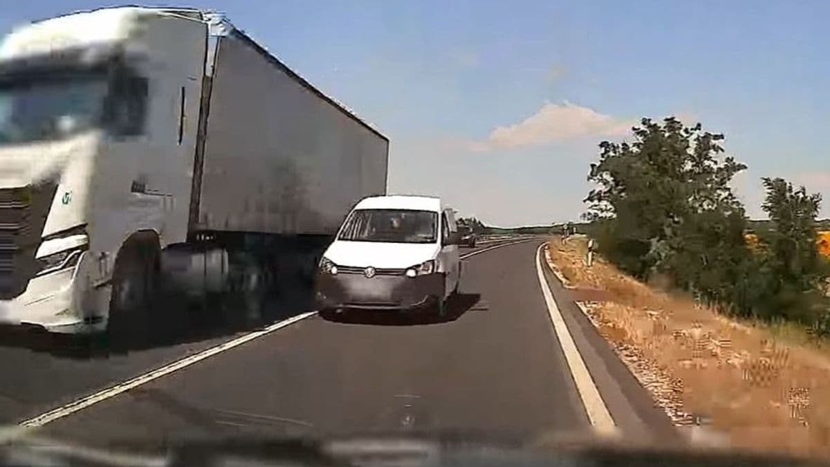 A legrosszabb helyen előzte a kamiont, centiken múlt a frontális ütközés a 89-es úton + videó