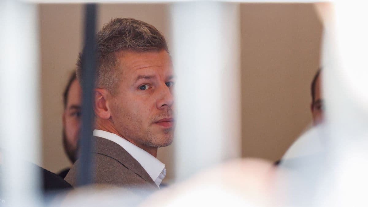 „Küldjed ki, most azonnal!” — ismét bekapcsolva maradt Magyar Péter mikrofonja