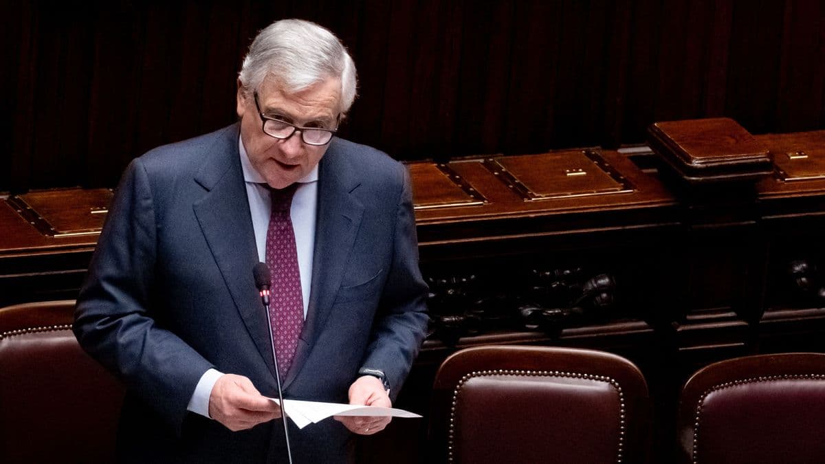 Tajani bírálja Spanyolország döntését a migránsok regularizációjáról