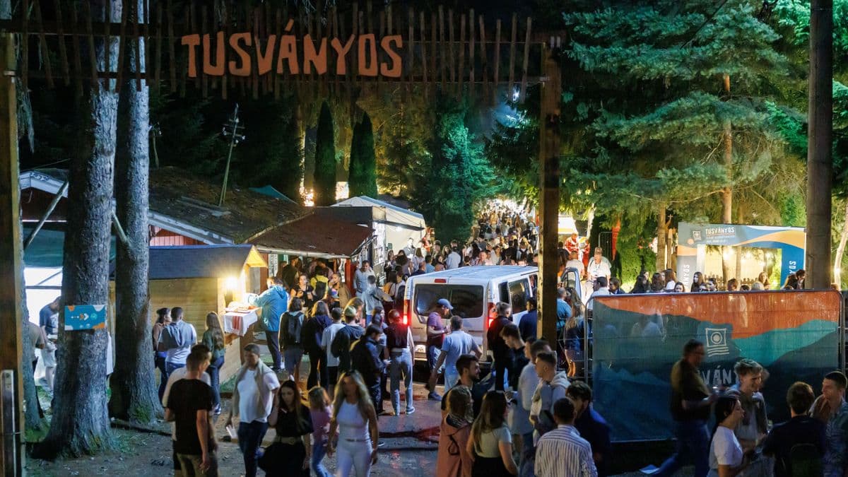 Kezdődik az idei Tusványos, Orbán Viktor beszéde történelmi és vízválasztó lesz